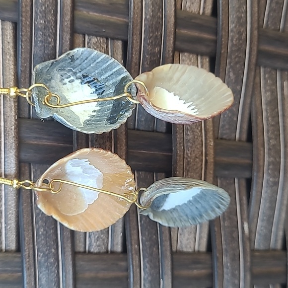 Shell earrings - Picture 2 of 3